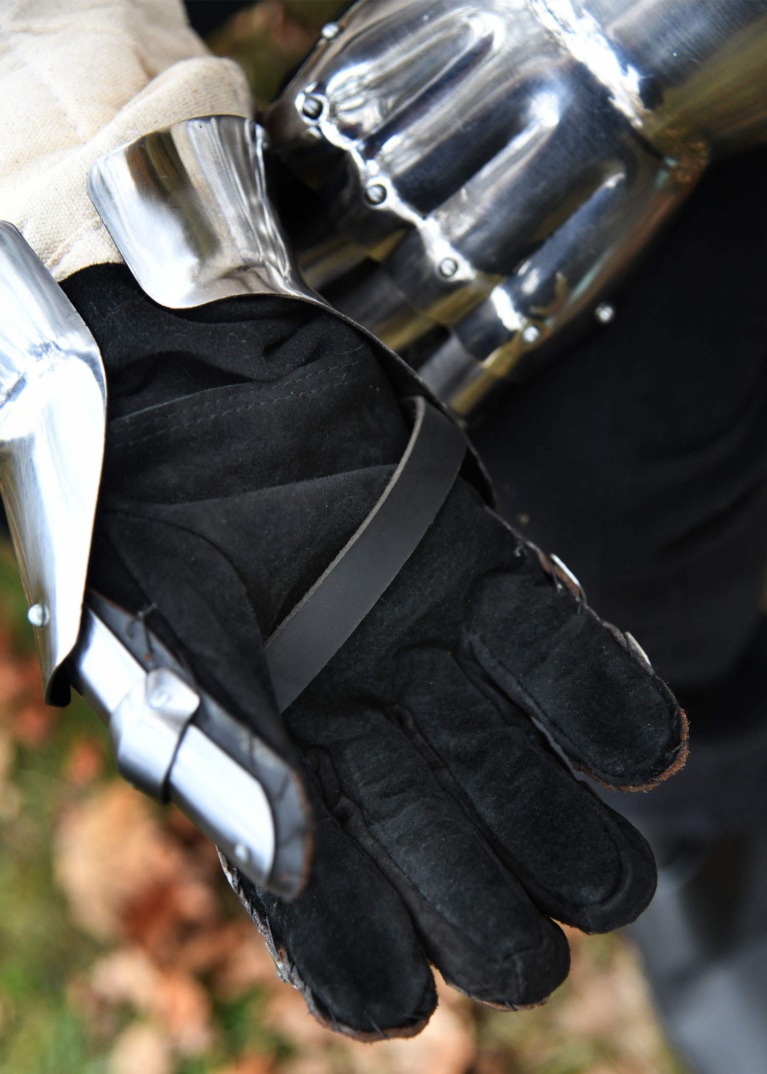 Medieval Hourglass Gauntlets, 14th C., 1.6 mm Steel