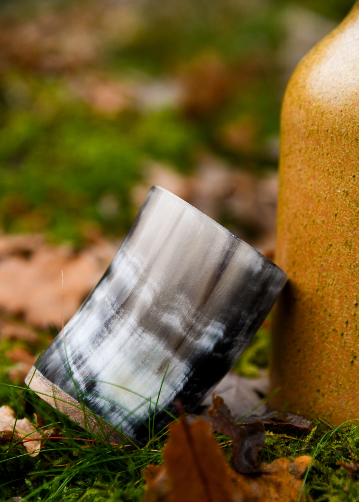 Short Horn Drinking Cup with Wooden Base, without Handle
