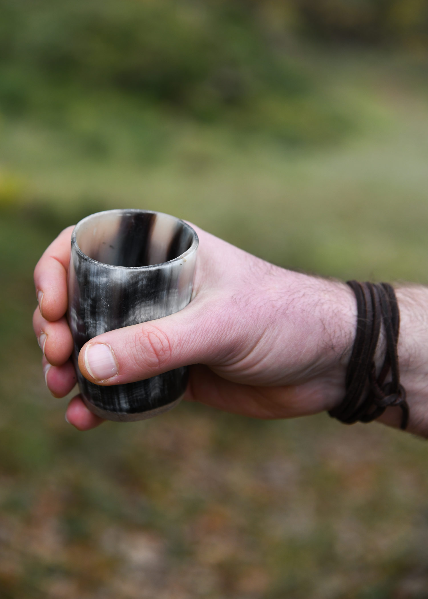 Short Horn Drinking Cup with Wooden Base, without Handle